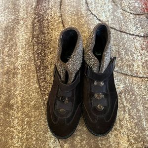 Stuart Weitzman size 6M natural in side and outside suede & shearling